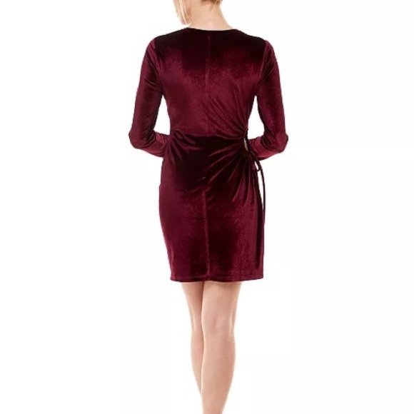 Speechless Juniors’ Side-Cutout Velvet Dress in Wine - Picture 2 of 9